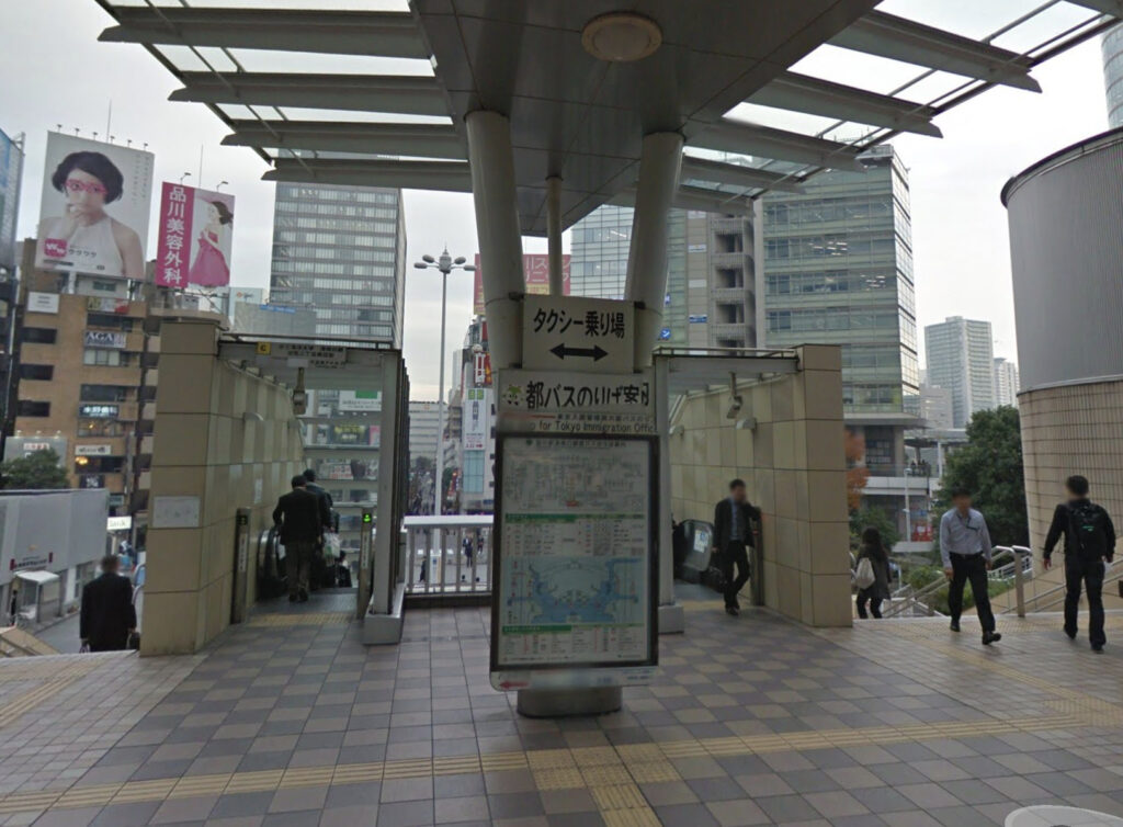 AGAスキンクリニック東京品川院　JR品川駅港南口　エスカレーターと階段